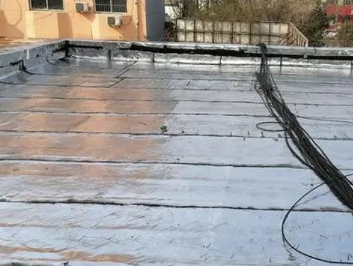 黔南卫生间漏水维修公司分享下黔南屋面楼顶防水刚性防水层施工要点。